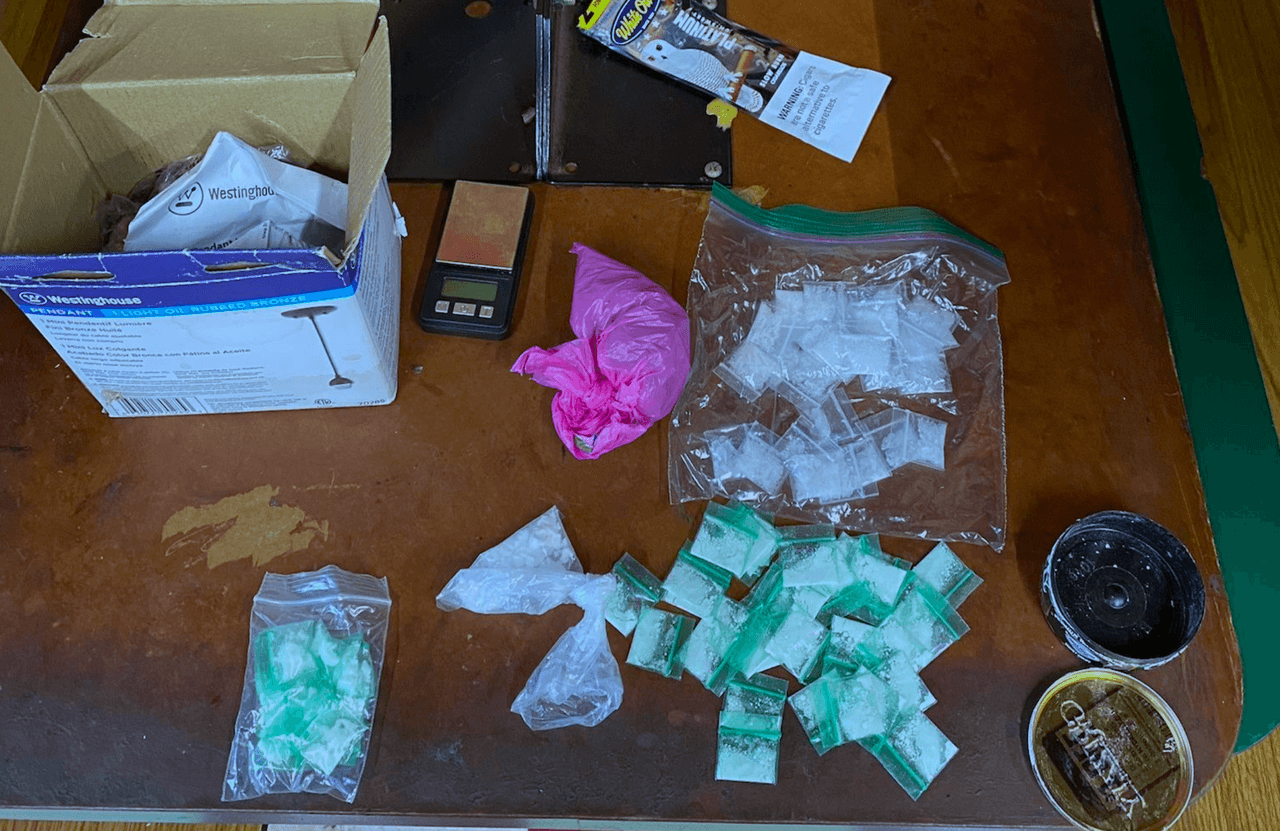 "Si bien
<b>esta organización tiene vínculos desde México con numerosas ciudades de los Estados Unidos</b>, sus esfuerzos de narcotráfico y sus ubicaciones en el condado de Greenville continuaron bombeando veneno directamente a nuestras comunidades”, concluyó Wilkins.