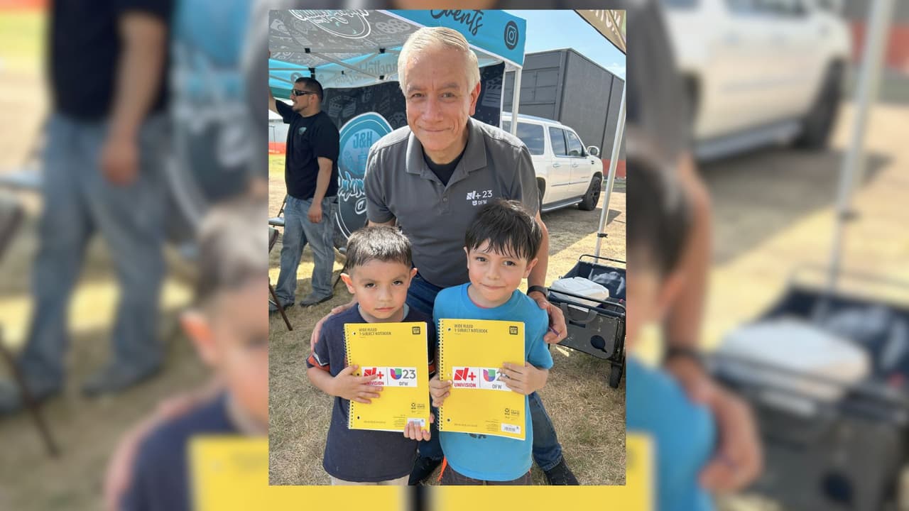 El periodista Ángel Pedrero comparte con dos niños que recibieron con emoción parte de sus útiles escolares para el inicio del nuevo ciclo escolar.