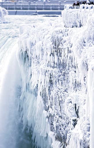 Las temperaturas bajaron drásticamente en Canadá este miércoles debido a una ola polar ártica que afectó en mayor medida a ciudades como Ottawa, Toronto y Montreal. Este denso frío también congeló los alrededores de las Cataratas del Niágara, cubriendo las paredes rocosas que las rodean de un manto blanco helado.