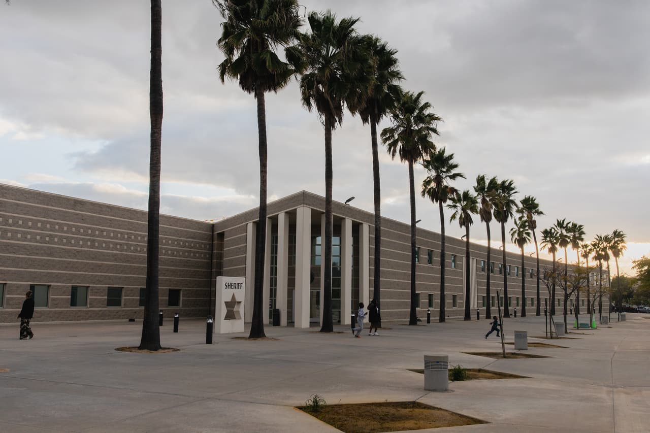 El centro de detención de Murrieta, una de las cárceles que ha dado al sistema algunas de las tasas de mortalidad más altas del país.