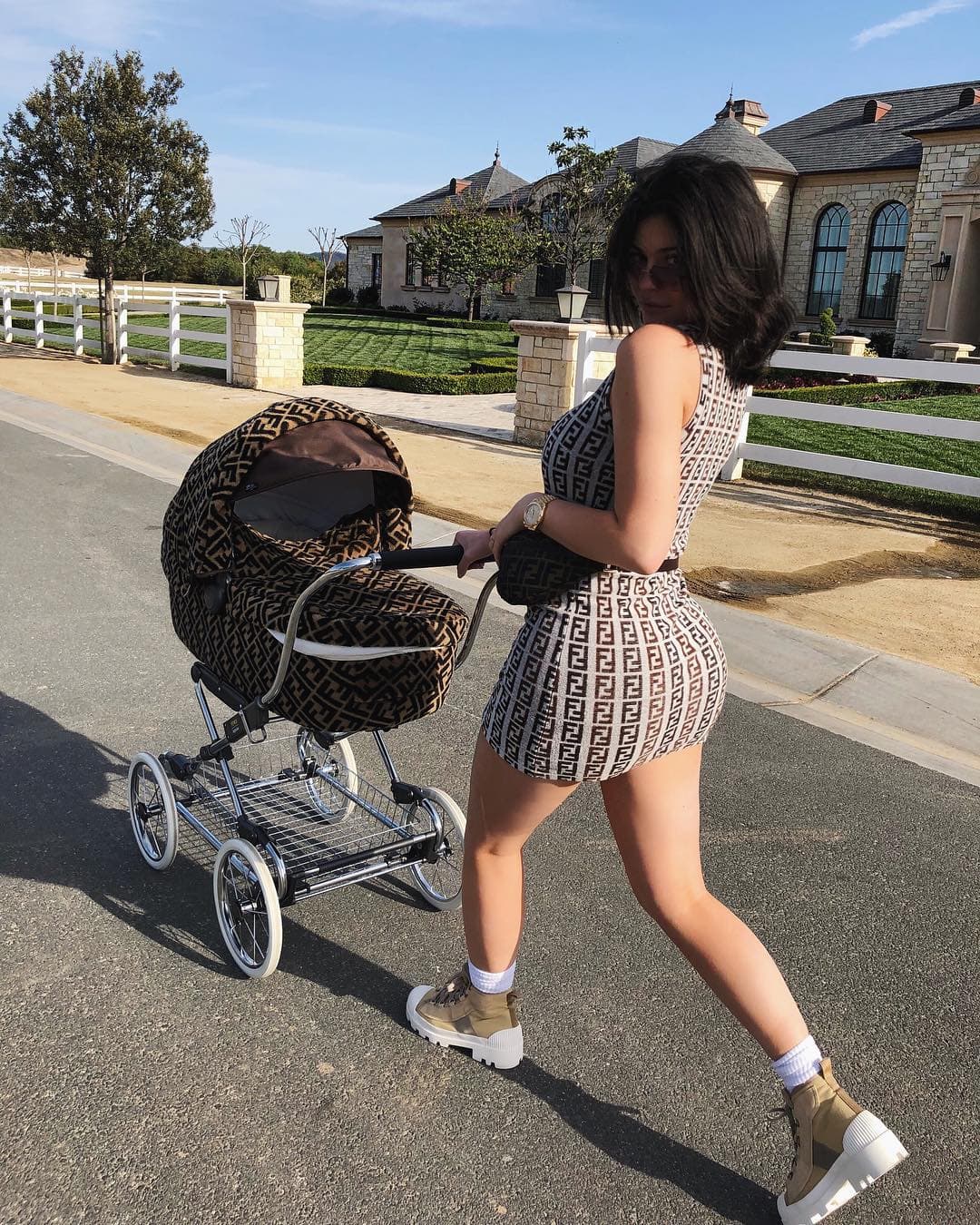 En esta instantánea aparece Jenner paseando a Stormi en carreola.