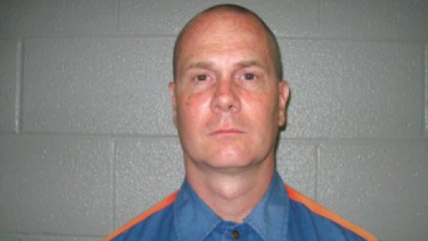 Fue informante del FBI a los 14 años, vendió drogas, estuvo preso 37 años y ahora demanda $100 millones como compensación