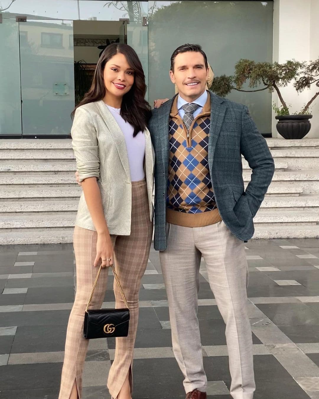 Durante su primer día en Televisa contó con un guía de lujo, el actor Julián Gil.