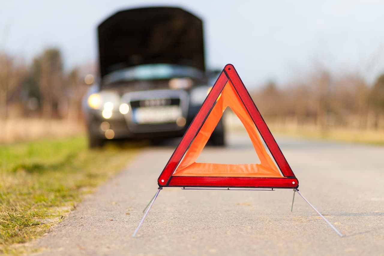 <b>El tráfico acelera las fallas mecánicas.</b> El deterioro a causa del tráfico no solo aplica para las vías, sino también para los carros. No es lo mismo conducir 20 millas en 30 minutos que hacerlo en más de una hora. Ese tiempo adicional al volante significa que el filtro de aire acumula más suciedad, el aceite del motor se degrada más rápido, las pastillas de freno se desgastan a un ritmo más acelerado. En fin, cada hora que el auto pasa en funcionamiento, es una hora menos para el inevitable servicio de mantenimiento o reparación de piezas que son costosas.
<br>