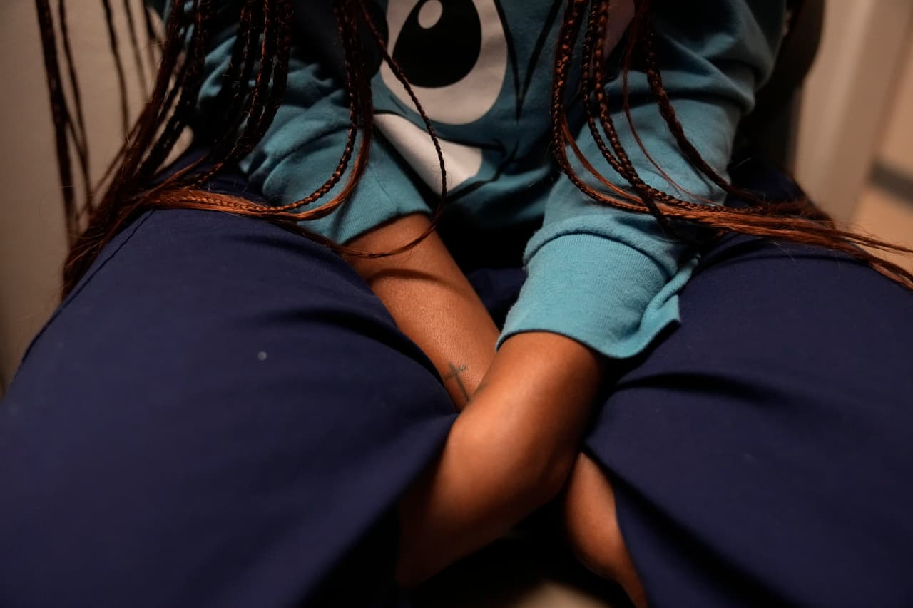 "Muchas de las pacientes conducen toda la noche para llegar a su cita a las ocho de la mañana, sin haber descansado", subrayó
<a href="https://trustwomen.org/about/staff" target="_blank">Rebecca Tong</a>. "Simplemente no es una buena situación ir a una cirugía ambulatoria después de haber conducido durante la noche para después irte de inmediato a casa".