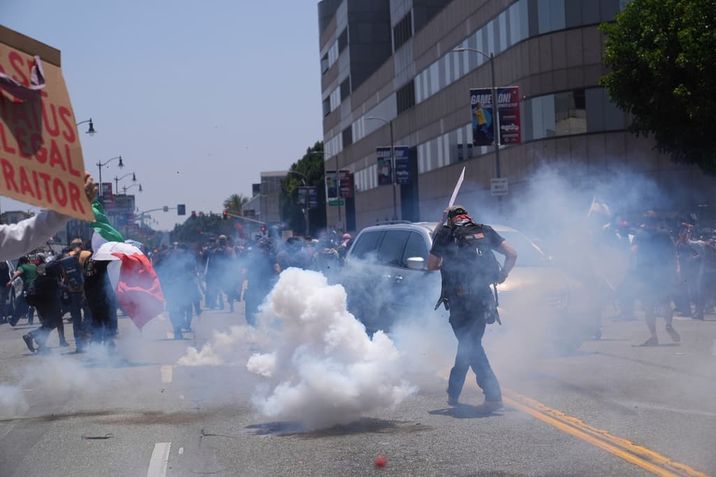 La situación en la tarde del 8 de junio de 2025 frente a un centro de detención en el centro de Los Ángeles.