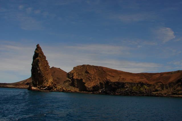 La isla
<b>Bartolomé</b> en las Galapagos, es llamada en honor a Sir Bartholomew Sulivan de la Armada Británica. Se compone de un volcán extinto. En el lugar se puede bucear y hacer snorkel. Bartolomé es el sitio de apareamiento de la tortuga verde y las bahías gemelas están separadas por un estrecho istmo.
