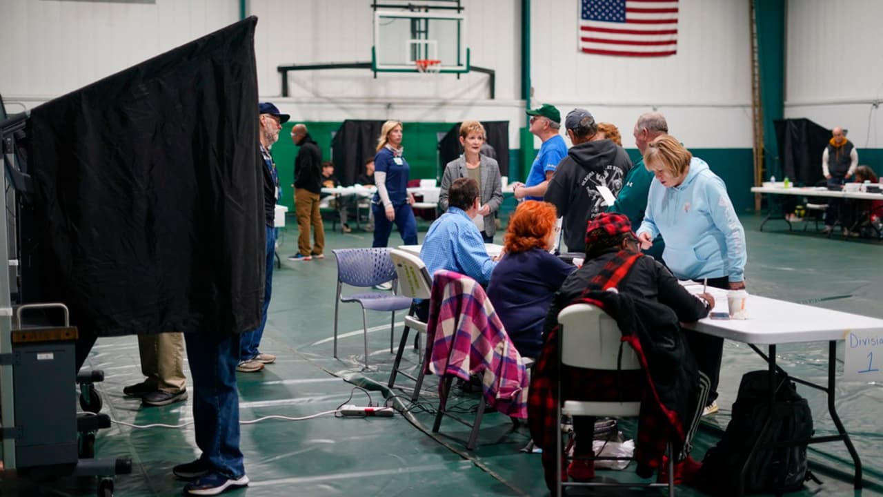 <h2 class="cms-H2-H2">Quién domina la Corte Suprema en Pensilvania</h2>
<br>
<br>Por ahora, la Corte Suprema de Pensilvania
<b>está en manos de los demócratas, con una mayoría de 4 a 2</b>, frente a los jueces republicanos. Hay que recordar que Pensilvania es uno de los pocos estados que eligen a los jueces de la Corte Suprema en elecciones partidistas.
<br>
<br>Hay que saber que el resultado de las elecciones en Pensilvania de este martes no cambiará la balanza en el máximo tribunal estatal; sin embargo,
<b>los demócratas buscan reforzar su mayoría</b>, tras la muerte el año pasado del presidente de la Corte Suprema estatal, el demócrata Max Baer.