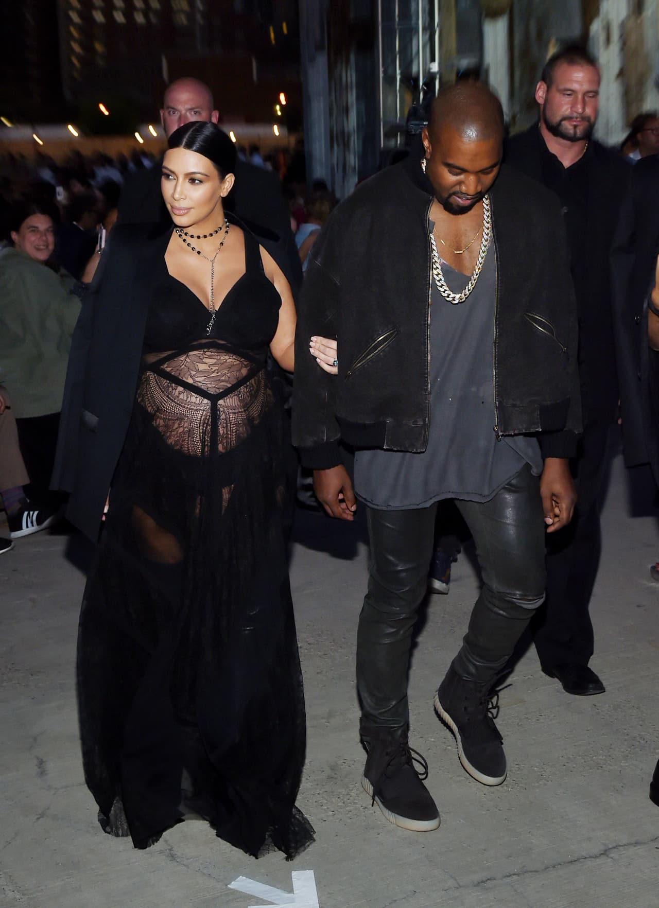 Kanye también vistió en tonos oscuros.