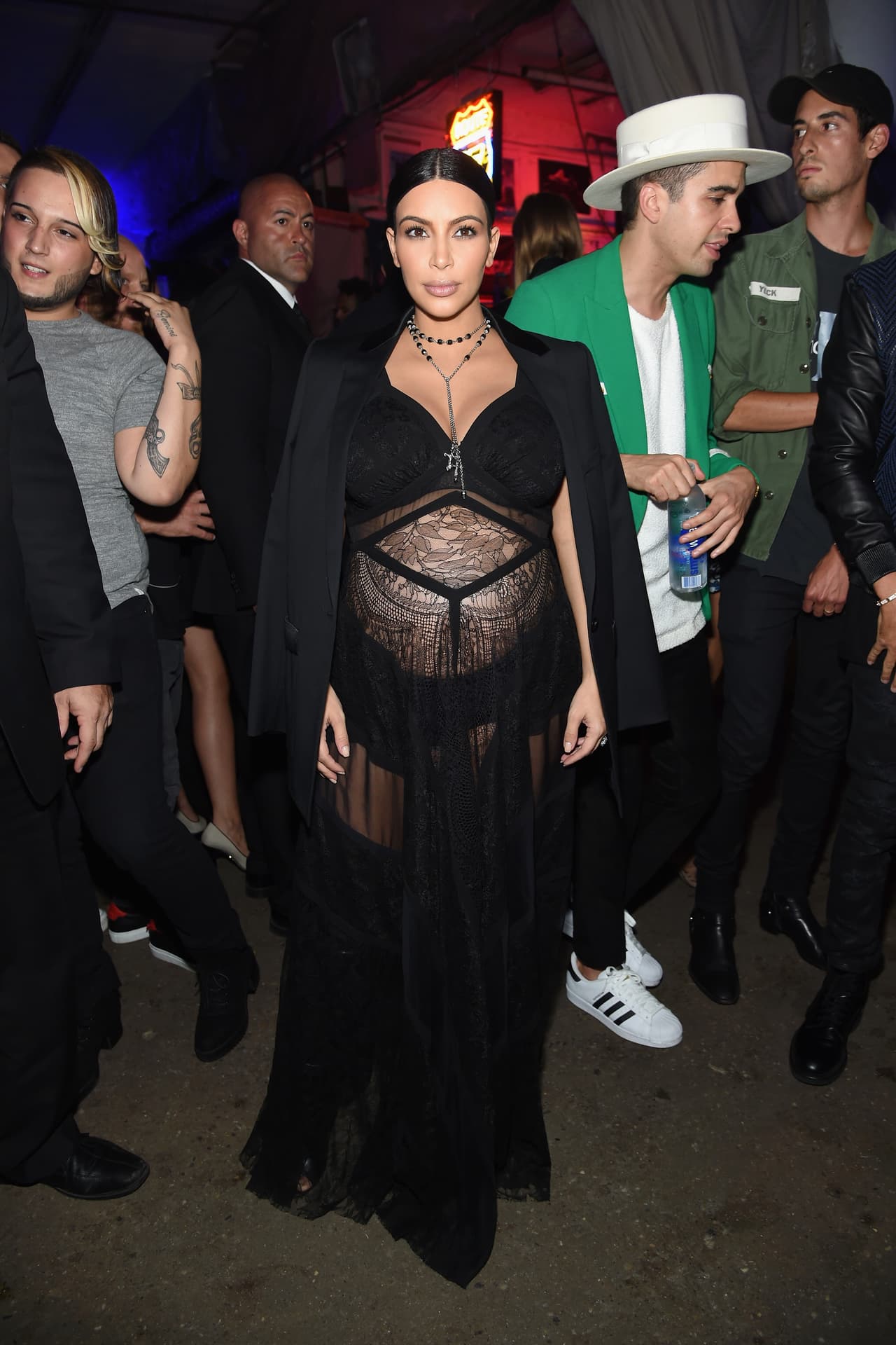 Kim optó por un atuendo de pies a cabeza de la marca Givenchy.