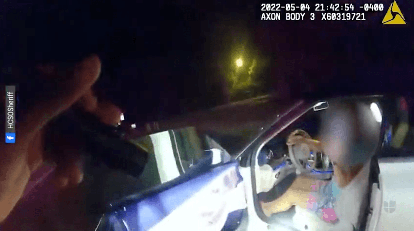 "Pensé que había golpeado una roca": mujer que casi atropella a policía