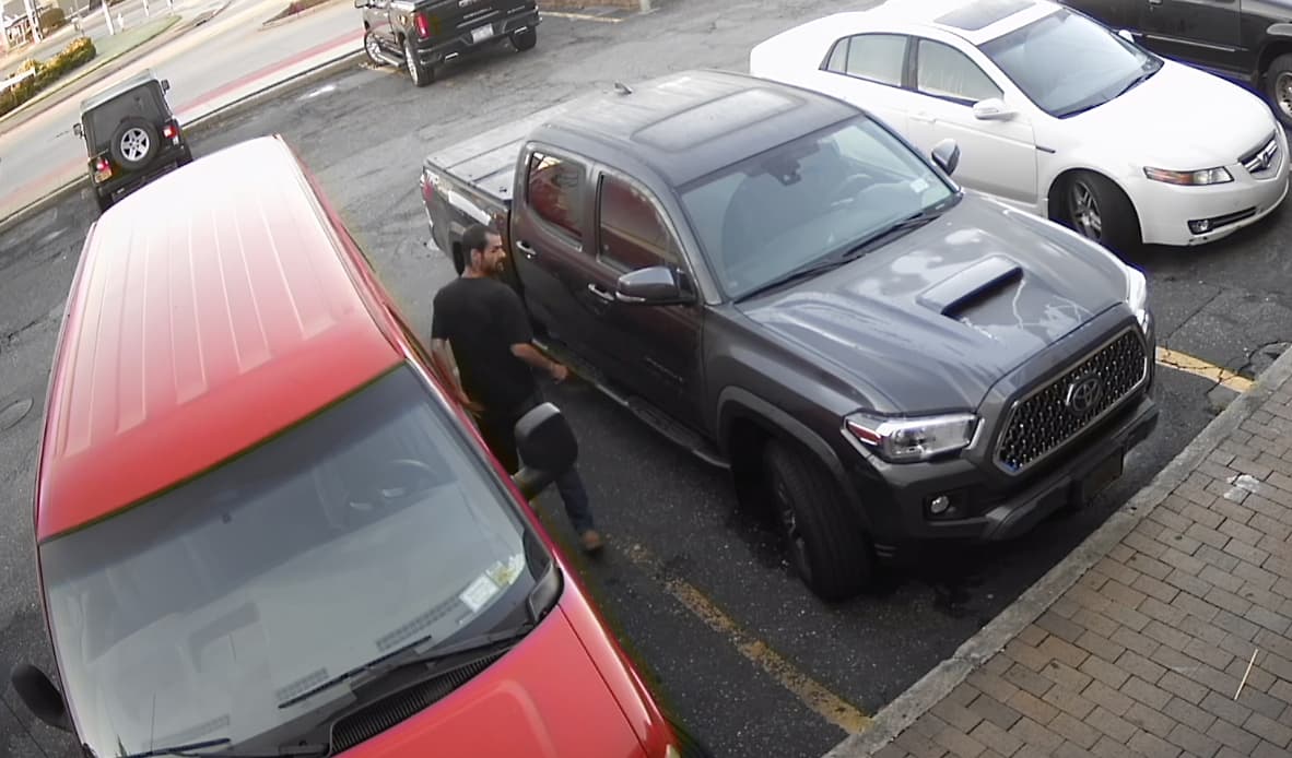 Hombre se roba un auto con una niña dentro y luego la deja en un estacionamiento a una milla de distancia