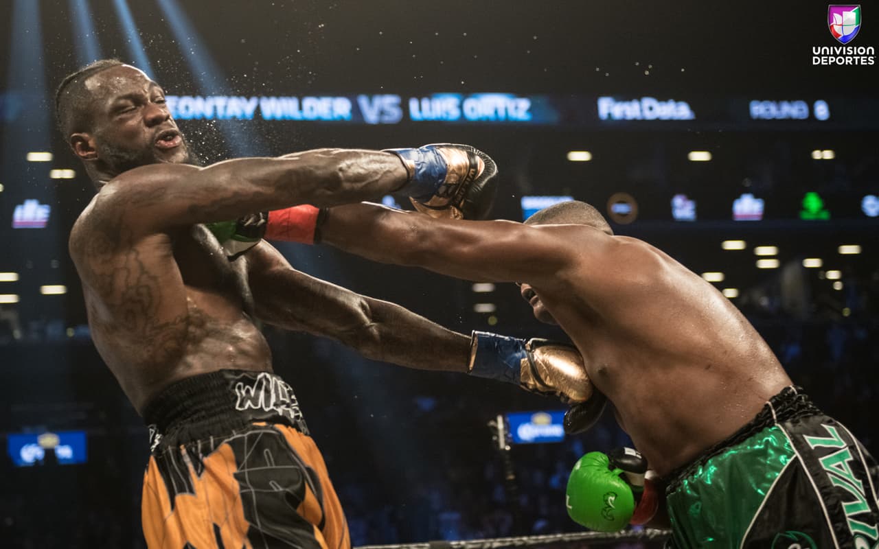 La pelea estelar en el Barclays Center de Brooklyn, una de las más esperadas en la categoría de los pesos completos, sobrepasó las expectativas de los aficionados. Luis Ortiz (28-1, 24 KOs) le complció la noche a Deontay Wilder (40-0, 39 KOs), pero el campeón sacó a relucir en el décimo round el poder que tiene en los nudillos para mandar al cubano a la lona en dos ocasiones y sellar la victoria.