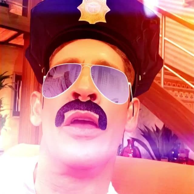 Y con los filtros, Johnny se divierte más que nadie. ¿Cómo se ve de policía?