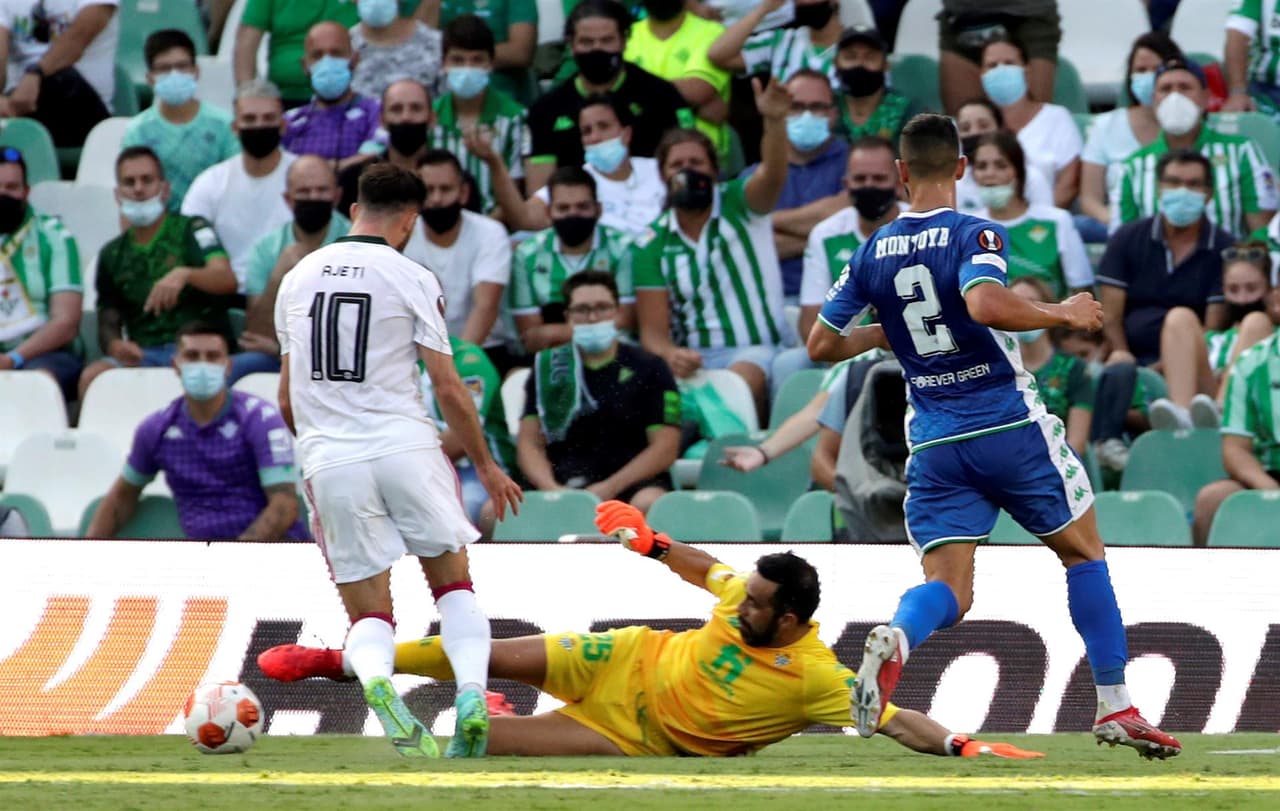 El Real Betis remonta y gana el partido ante el Celtic 4-3, enla primera jornada de la fase de grupos de la Liga Europa que se llevó a cabo en el Benito Villamarín de Sevilla. Albian Ajeti (13') y Josic Juranovic (27') ponían arriba al equipo visitante, pero los béticos reaccionaron y fueron Juan Miranda, Juanmi Jimenez con doblete y Borja Iglesias quienes le dieron la victoria al local. Tony Ralston le dio el tercero al 87'.