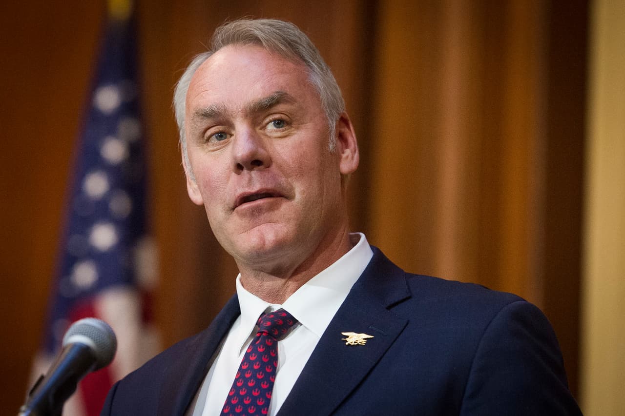 <b>Ryan Zinke, secretario del Interior.</b> El 15 de diciembre,
<a href="https://www.univision.com/noticias/politica/trump-anuncia-que-el-secretario-de-interior-ryan-zinke-dejara-el-cargo-a-finales-de-ano">Trump anunció que Zinke, dejaría su cargo </a>al final del año. Zinke renunció tras enfrentar múltiples investigaciones por posibles conflictos de interés.