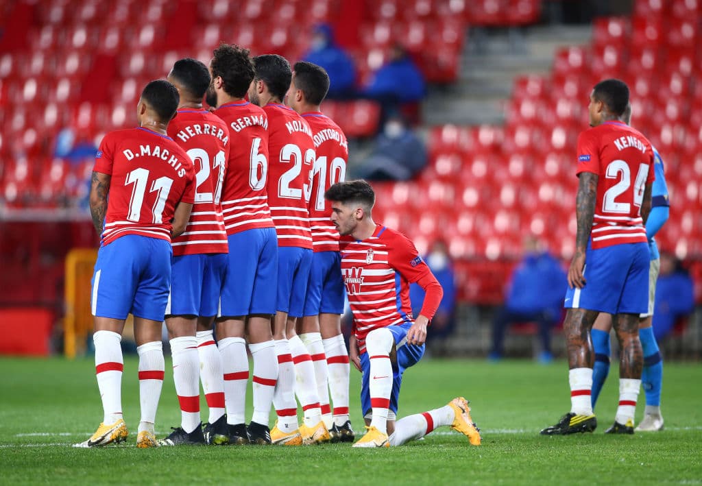 El Napoli no puede ante la escuadra española de Granada y pierde 0-2 en los dieciseisavos de la UEFA Europa League. Las anotaciones por parte de los rojiblancos fueron por parte de Yangel Herrera y Kenedi, uno tras otro. El mexicano Hirving Lozano no tuvo participación por lesión.