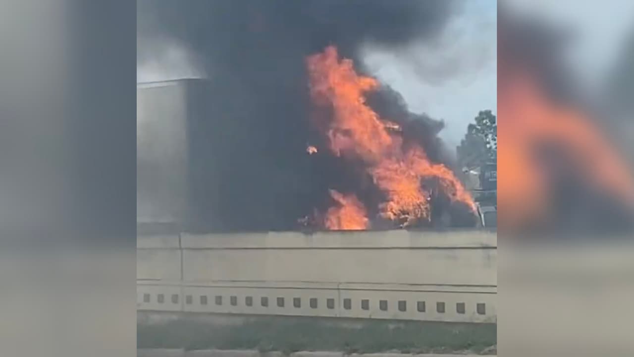 Los bomberos lograron apagar el
<a href="https://www.univision.com/local/houston-kxln/cantante-jaelyn-jaerene-chapman-muere-en-un-accidente-en-houston">incendio</a> y nadie resultó lesionado.