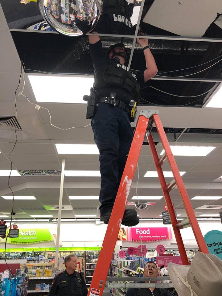 Un agente de la policía de Wharton apoya la búsqueda de los sospechosos.