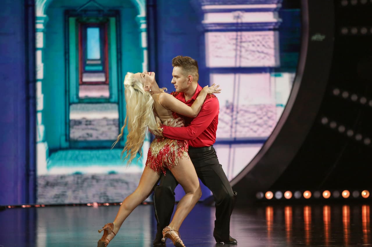 El intérprete no sólo se resbaló en la pista sino que casi tira a su bailarina en un par de ocasiones. Por lo anterior fue nominado a bailar por segunda vez.