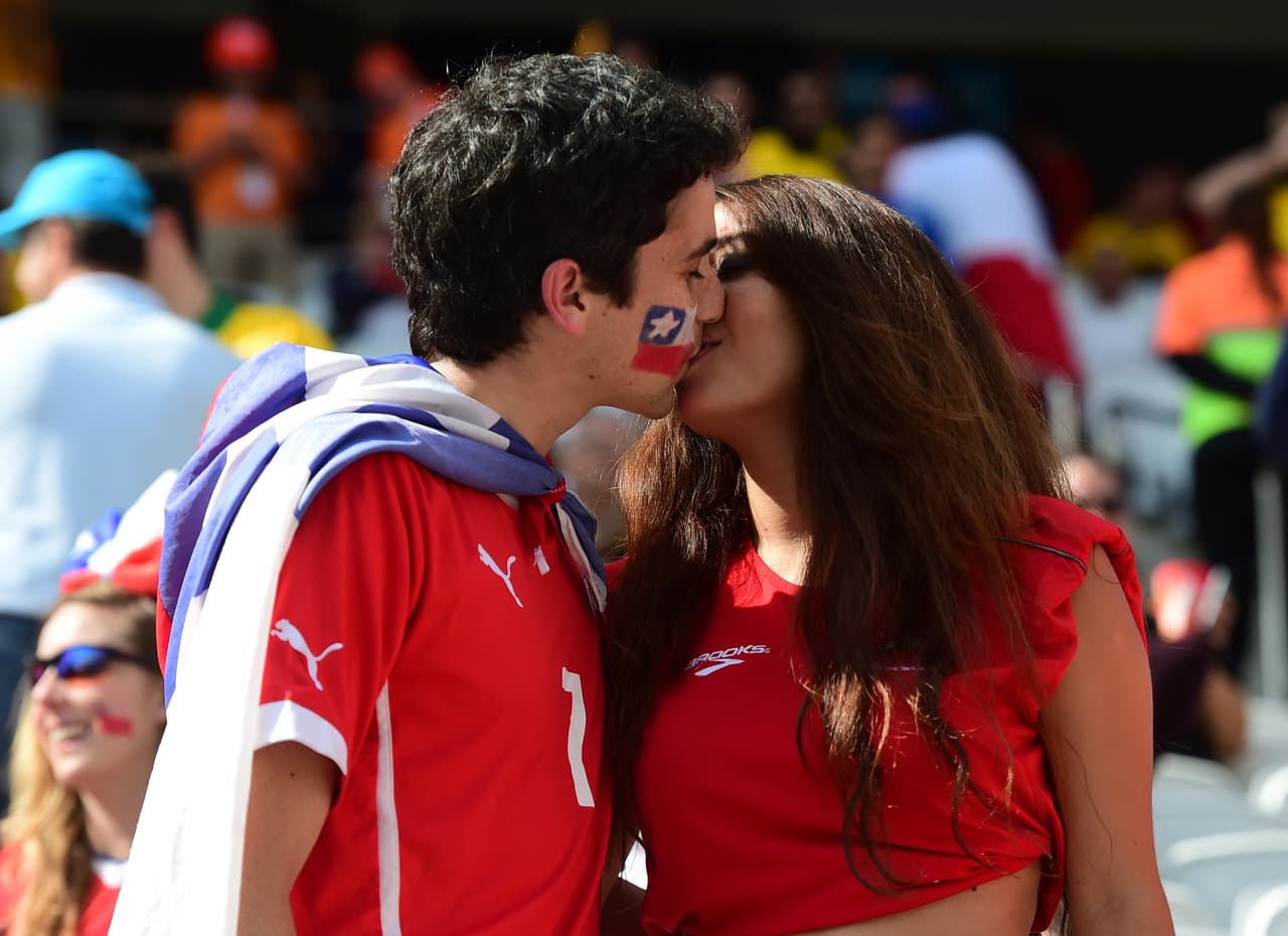 Un partido de futbol también sirve como escenario de emotivas demostraciones de amor por parte de los fanáticos, quienes a través de besos expresan sus emociones.