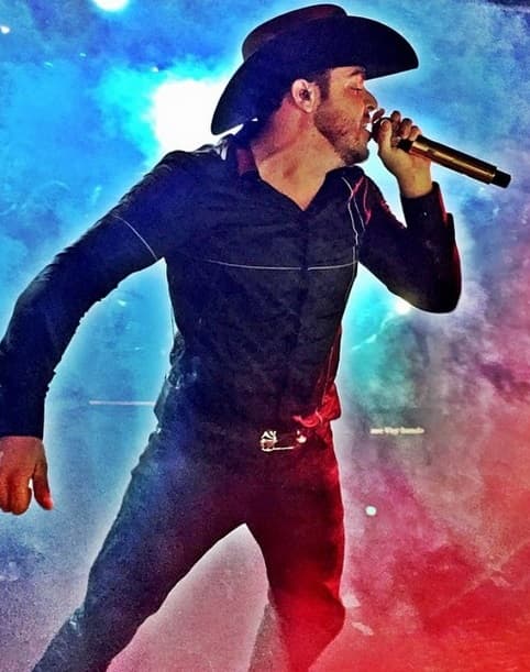 Este nuevo álbum incluye 26 canciones y en ellas fusiona ritmos regionales, entre ellos el mariachi.