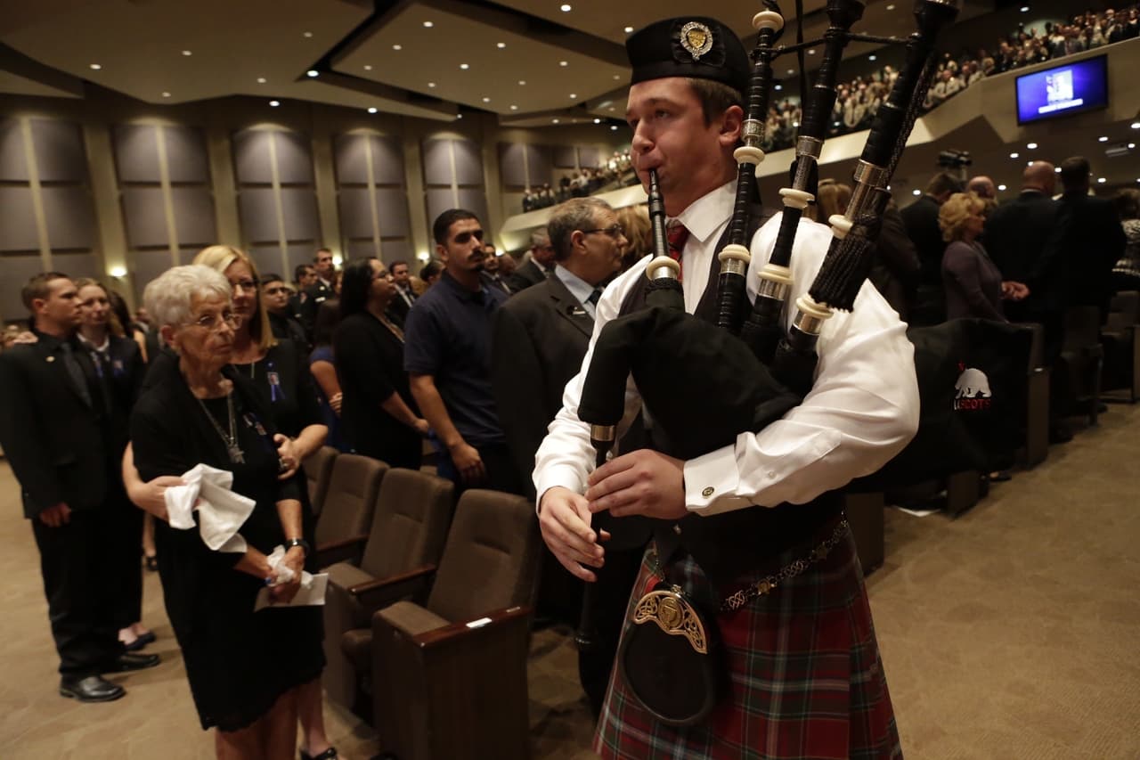 Música de gaita acompañó el funeral.
