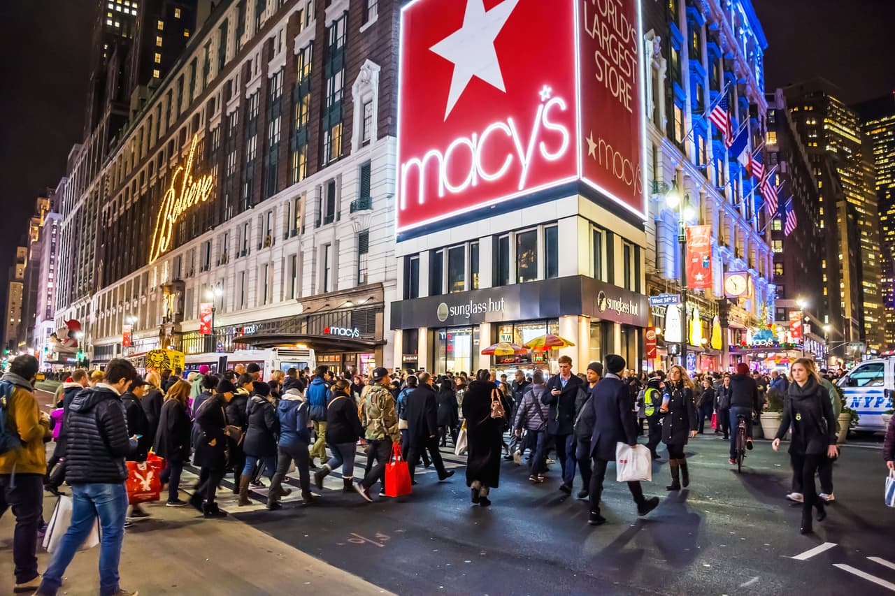 <b>Macy's | </b>Las tiendas reabrirán a las 6:00 de la mañana del viernes y permanecerán abiertas hasta la medianoche.