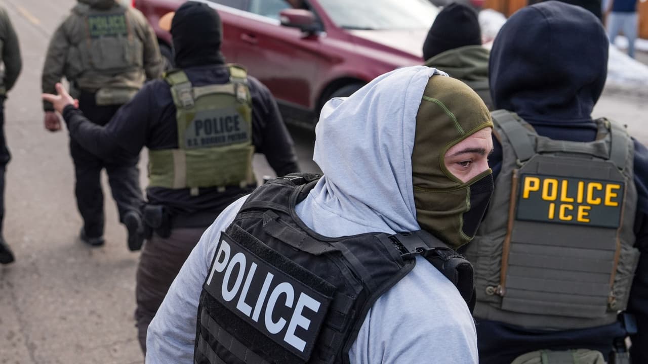 Jueza federal bloquea ley de California que prohíbe el uso de mascarillas a agentes federales