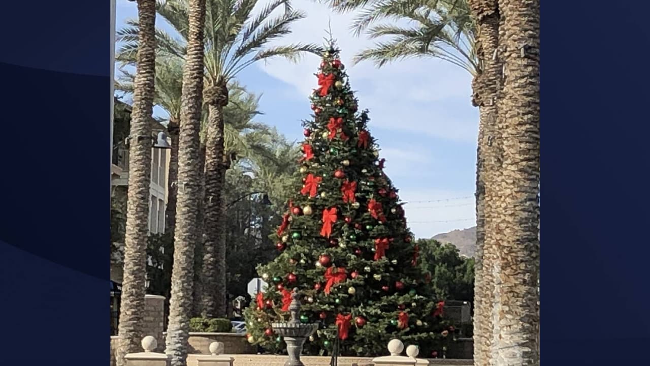 En honor al 2020, esta ciudad en Arizona decidió dejar su árbol de Navidad un poco ladeado