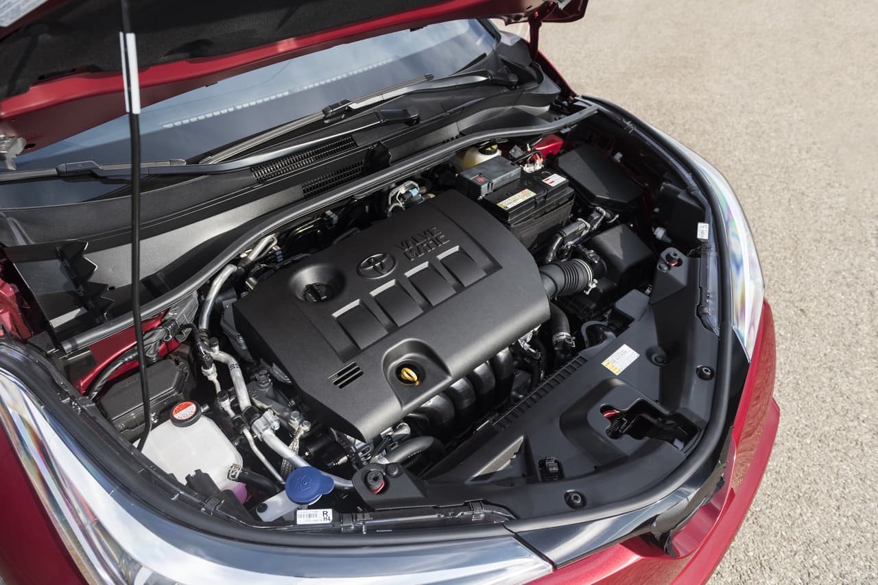 La potencia en la Toyota CH-R 2018 está provista por un
<b>motor cuatro cilindros de 2.0 litros de desplazamiento que genera 144 caballos de fuerza y 140 lbs.-pie de torque</b> que transfiere su fuerza a las ruedas delanteras a través de una transmisión continua variable (CVT por sus siglas en inglés) que simula el funcionamiento de una transmisión de 7 velocidades y cuenta con modo ‘sport’. Cero disrupción en este departamento.