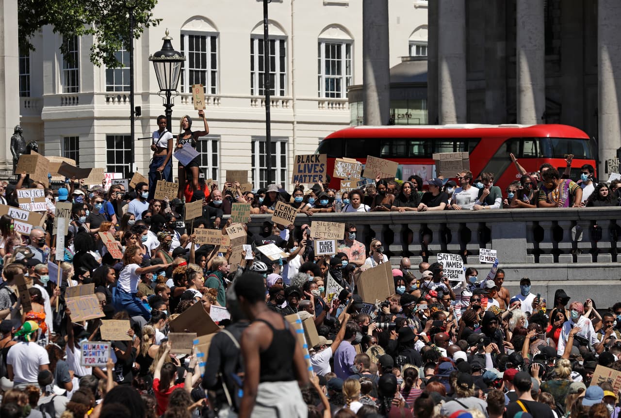 Miles de manifestantes agitan pancartas en el centro de Londres en apoyo a las protestas en Estados Unidos por la muerte de George Floyd.