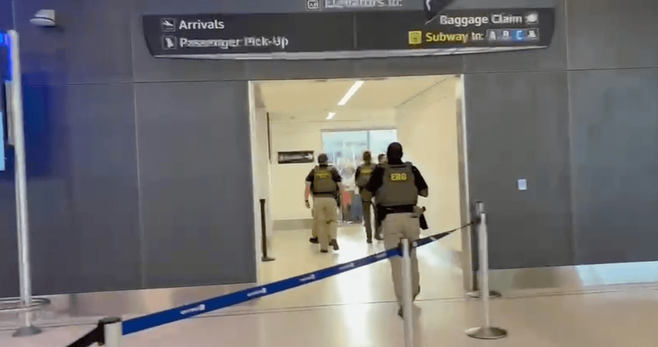 En medio de este operativo, el gobierno federal desplegó agentes de inmigración en distintos aeropuertos del país para apoyar el control de seguridad,
<b> cumpliendo un anuncio previo de la administración de Donald Trump.</b>
<br>