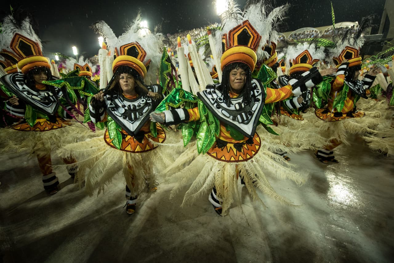 Después de esta fatalidad el carnaval se detuvo durante un par de horas y reanudó con el desfile de la escuela Grande Río.