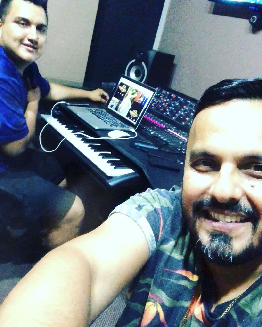 “Hay algo a través de Youtube que se llama superchat y nos permite trabajar desde casa y que ustedes nos hagan donaciones. Estas donaciones ayudarían muchísimo a que mis compañeros tuvieran el sustento para por lo menos comprar lo básico para sus casas”, añade
<b>Sarabia</b> a través de un video que está en su cuenta de Facebook.