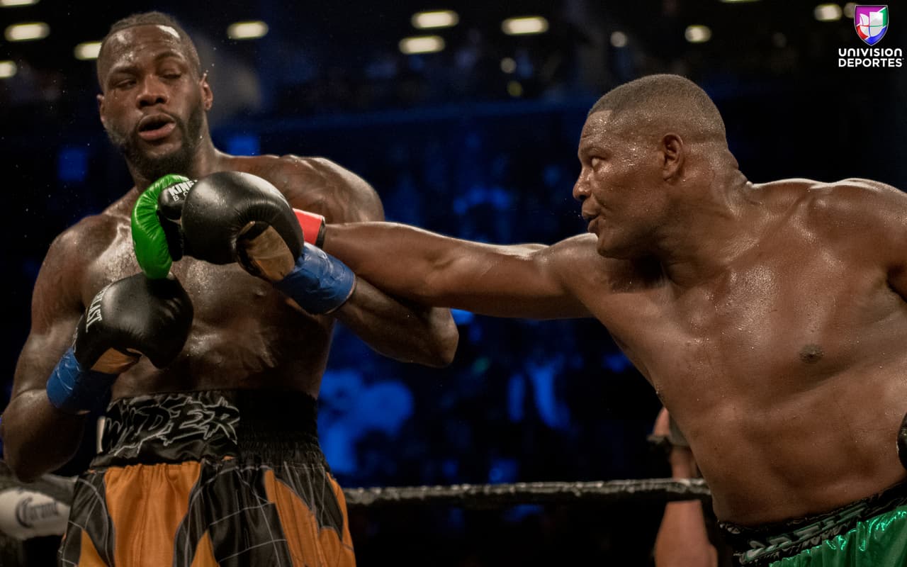 La pelea estelar en el Barclays Center de Brooklyn, una de las más esperadas en la categoría de los pesos completos, sobrepasó las expectativas de los aficionados. Luis Ortiz (28-1, 24 KOs) le complció la noche a Deontay Wilder (40-0, 39 KOs), pero el campeón sacó a relucir en el décimo round el poder que tiene en los nudillos para mandar al cubano a la lona en dos ocasiones y sellar la victoria.