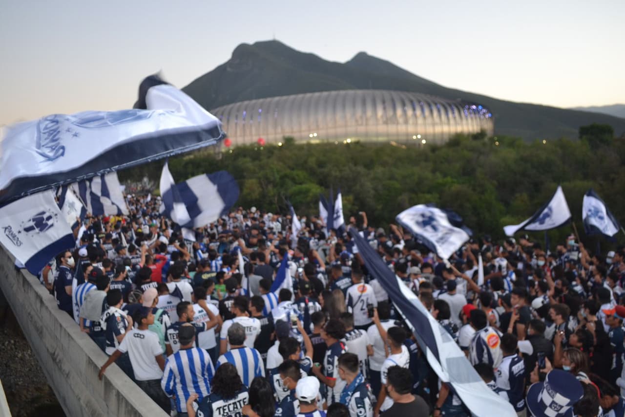 Así recibe la afición de Monterrey a sus jugadores previo a la final de Concacaf Liga de Campeones.