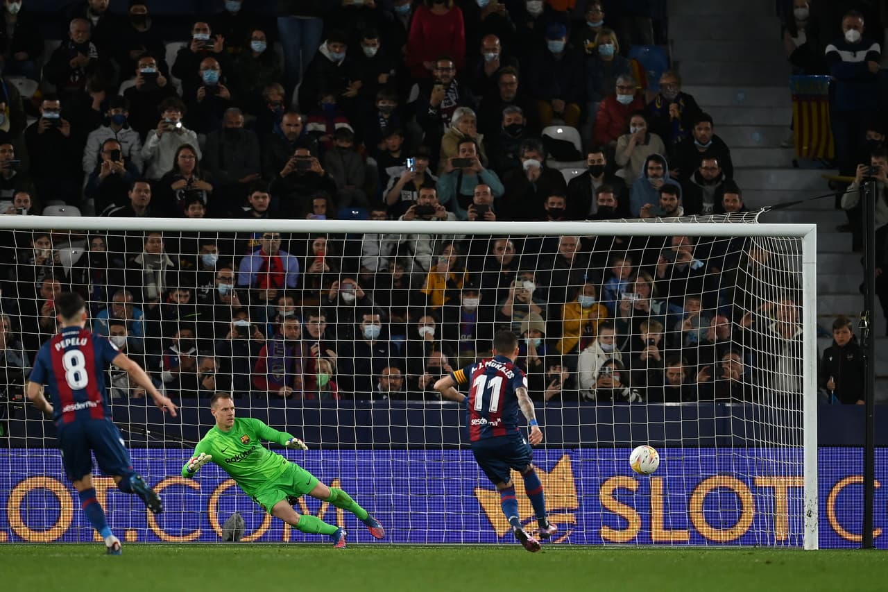 Barcelona venció al Levante con anotaciones de Pierre-Emerick Aubameyang, Pedri y Luuk de Jong; por los locales marcaron Morales y Melero, ambos por la vía del penal. Si bien anotaron dos tantos desde los 11 pasos, los granotas falllaron uno.