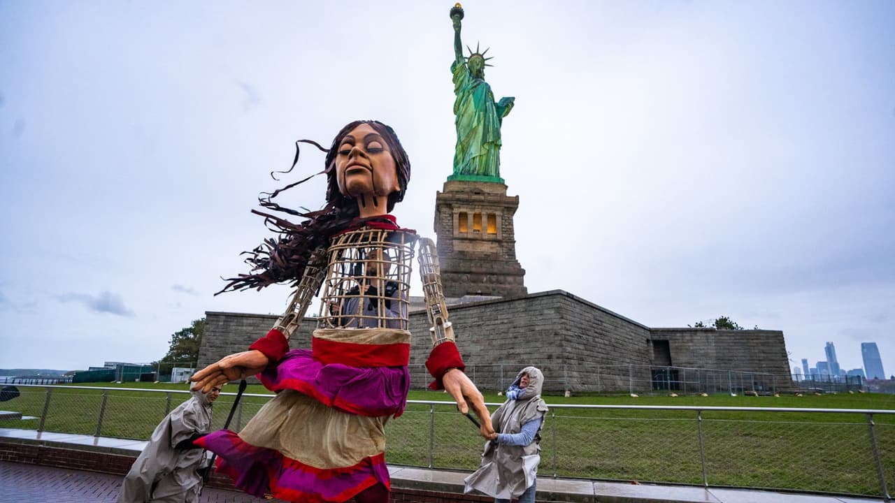 Esta niña en forma de marioneta que ha dado voz a miles de inmigrantes, está hecha de carrizo y fibra de carbón, lo que la hace robusta, pero ligera, para poder ser operada por largos periodos de tiempo y bajo todas las condiciones climáticas.
<br>
<br>Además se necesitan 4 titiriteros para moverla.