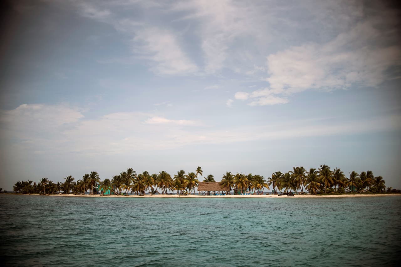 <h3 class="cms-H3-H3">Belice</h3>
<br>
<br>El país ha programado su reapertura total para el próximo 15 de agosto. Por lo pronto, los huéspedes que lleguen y presenten una prueba negativa de covid-19 no mayor a tres días, podrán acceder por una “vía rápida” desde el aeropuerto. El resto deberá pagar la evaluación y someterse a ella.
<br>
<br>Además, según la embajada de los Estados Unidos en Belice,
<a href="https://bz.usembassy.gov/covid-19-information/" target="_blank">los turistas tendrán que hospedarse en un hotel asignado en el que se ofrecen servicios completos, con la finalidad de disminuir la interacción con lugareños. </a>
<br>
<br>
<b>Ante cualquier positivo que se genere de un visitante, se obligará a esa persona aislarse durante dos semanas. </b>
<br>
<br>Hasta el momento, la Universidad Johns Hopkins ha contabilizado 39 contagios y 2 decesos por la pandemia.
<br>