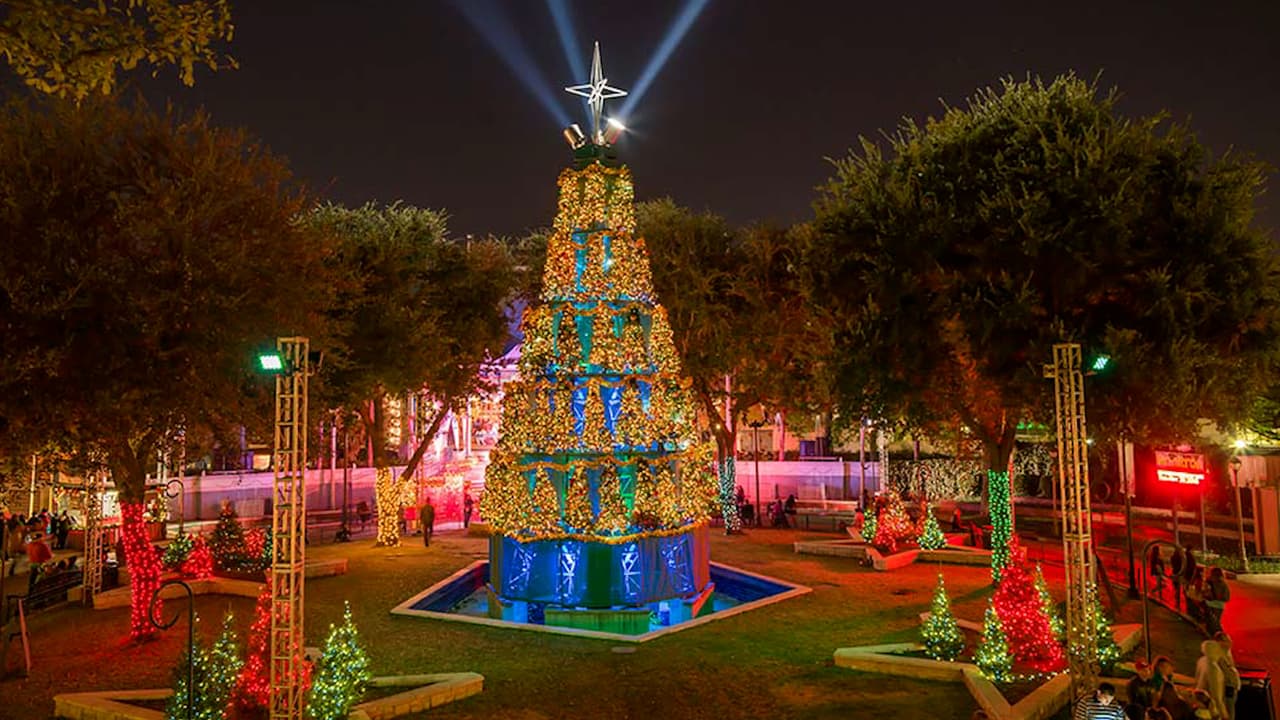 Además de las luces navideñas, también puedes encontrar deliciosos bocadillos y un sin fin de atracciones para toda la familia. Puedes conseguir tus entradas ingresando a
<b><a href="https://www.sixflags.com/overtexas/events/holiday-in-the-park" target="_blank">Holiday in the Park.</a></b>