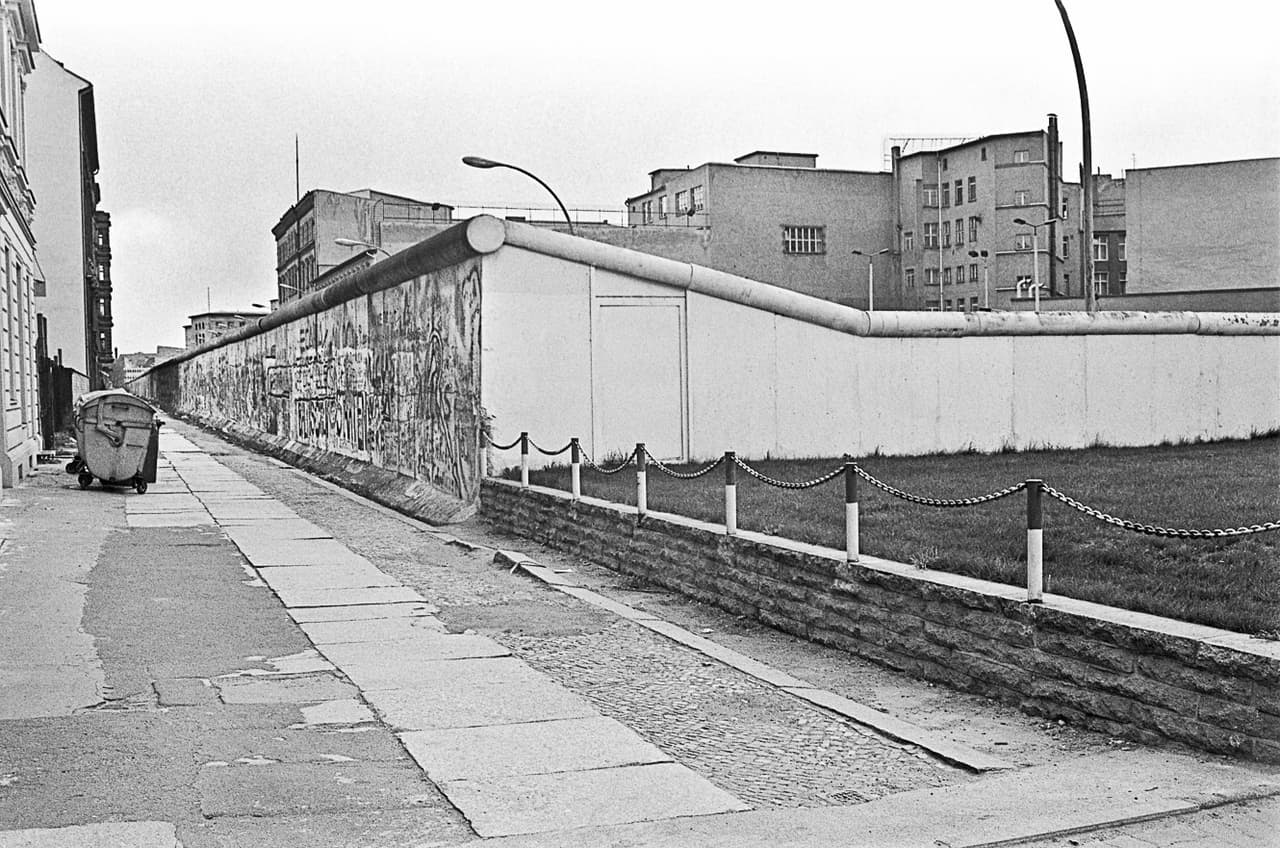 El joven volvió a presentar sus documentos para poder salir, y aunque sus equipos fueron revisados no decomisaron las fotos. “Que no me quitaran los rollos lo vi como un signo de que el muro ya no era el mismo”, dijo Castillo a Univison Noticias.