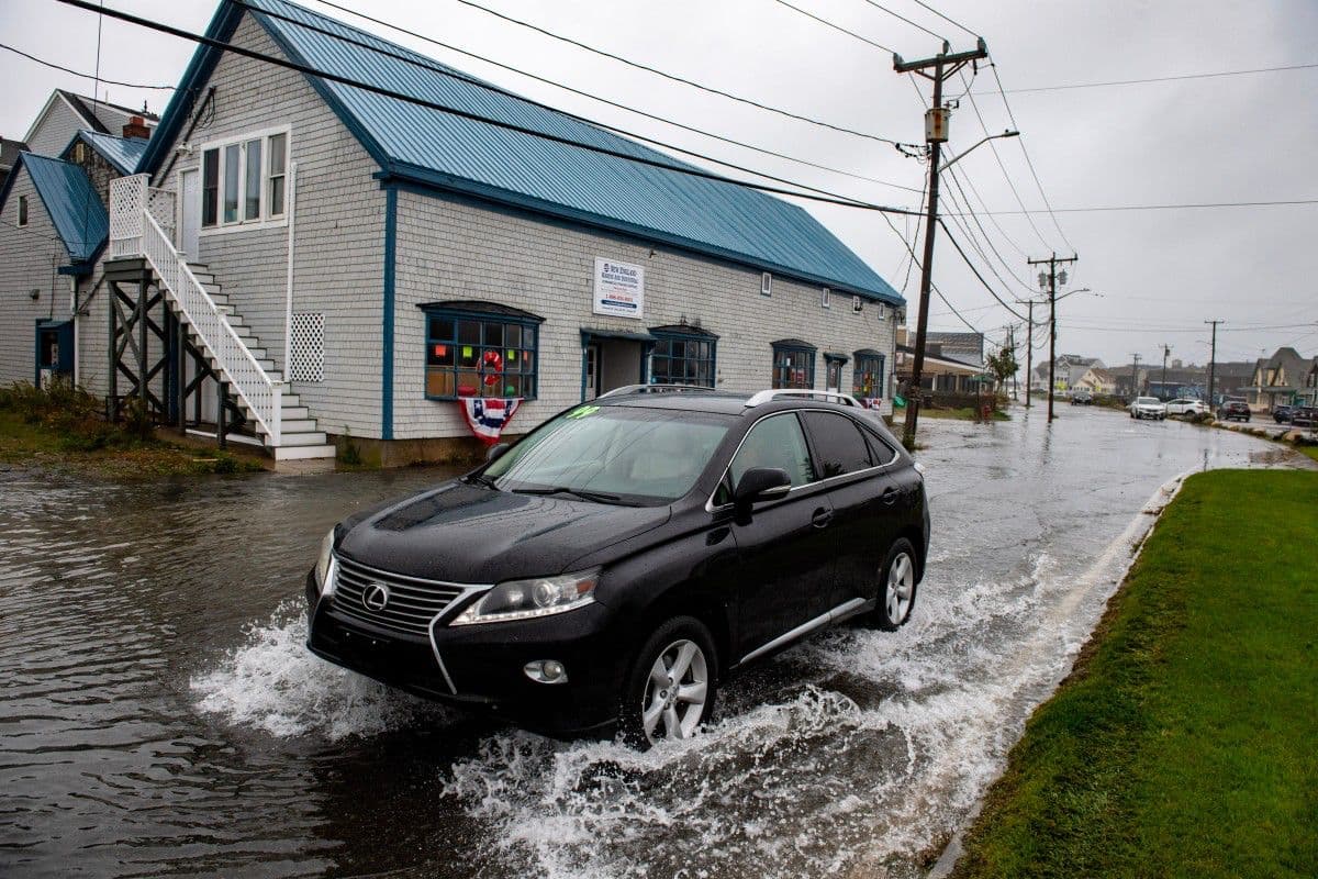 Un automóvil circula por una carretera inundada mientras las olas azotan la costa durante una tormenta del noreste en Marshfield, Massachusetts, el 26 de septiembre de 2026. Más de 40 millones de personas en el noreste de Estados Unidos se prepararon el 25 de septiembre para fuertes lluvias y vientos intensos, ya que se pronosticaba que una tormenta inusualmente poderosa para la temporada azotaría la región. Nueva York, Boston y Filadelfia se encontraban en la trayectoria de la "Nor'easter