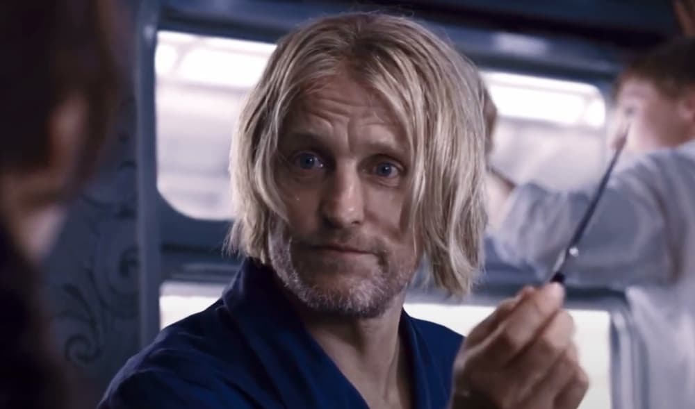 <b>Woody Harrelson </b>
<br>Haymitch Abernathy, el mentor de Katniss y Peeta, ha sido el único campeón de los Juegos del hambre originario del Distrito 12. Sumido en una profunda depresión y alcoholismo, a veces Haymitch es un obstáculo para los tributos más que una ayuda.
<br>