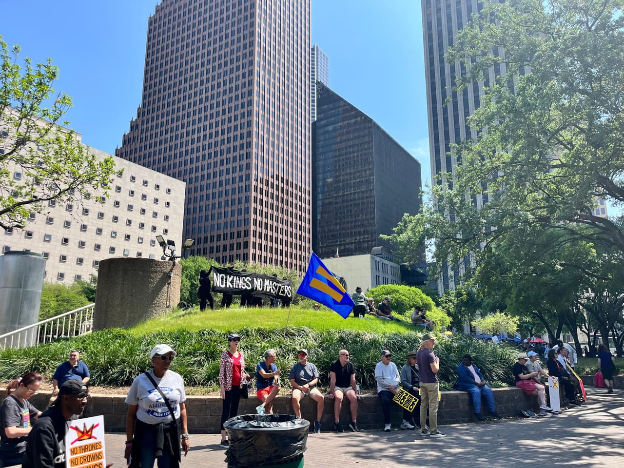 Aunque la presencia policial fue notable y se instalaron perímetros de seguridad,
<b>la jornada se desarrolló sin incidentes de violencia reportados durante la transmisión.</b>