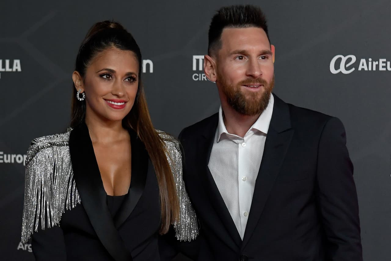 De acuerdo con la revista ‘Vanity Fair’, tras mantener su relación alejada del ojo público, el jugador del Club Barcelona hasta 2021, anunció que tenía un romance con una chica en 2009. Su primer hijo, Thiago Messi, nació el 2 de noviembre de 2012.