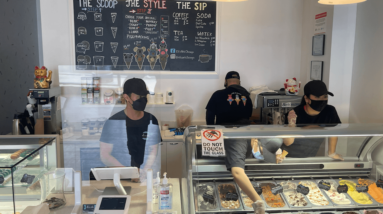 Los sabores de los helados van rotando. "No hay sabores de muestra que entiendo, pero es un inconveniente porque tienen sabores interesantes con los que no quiero comprometerme sin probar", dice una clienta.