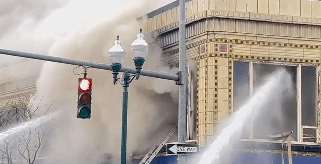 Su cadáver aún no ha podido ser extraído de la escena, debido a que aún no es seguro entrar al edificio y, además, las llamas siguen “vivas”.
<br>