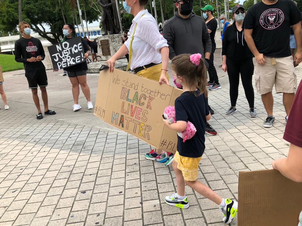 Algunas personas también llevaron a sus hijos, a hacer parte de esta marchas pacíficas.