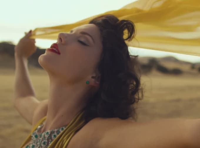 Joseph Kahn indicó que 'Wildest Dreams' es sólo una historia de amor y no una glorificación del colonialismo que desoló África.